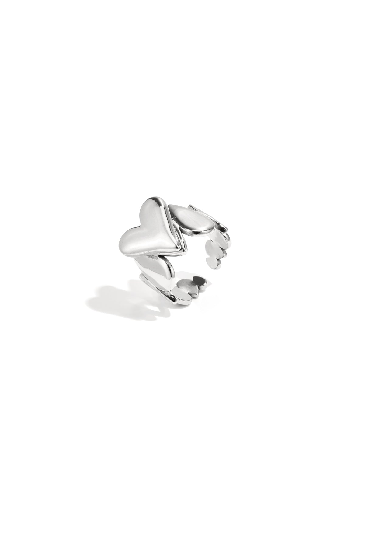 Bague imposante ornée de pendentifs et d'un cœur