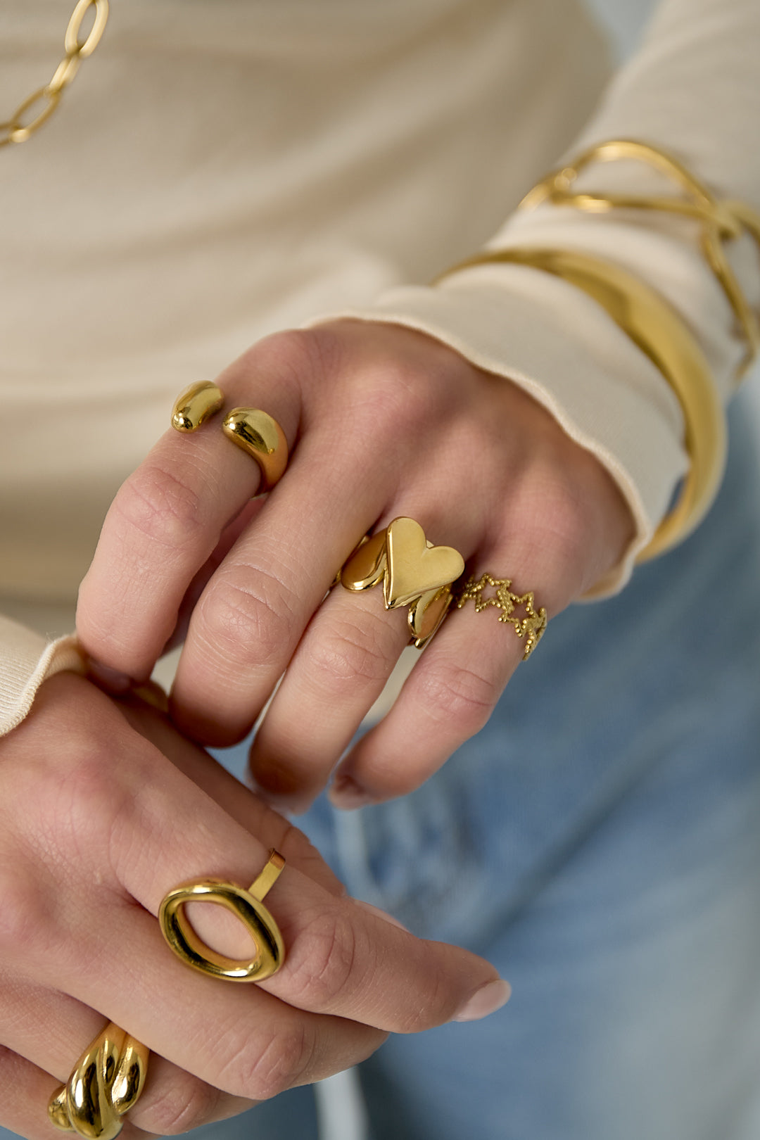 Bague imposante ornée de pendentifs et d'un cœur