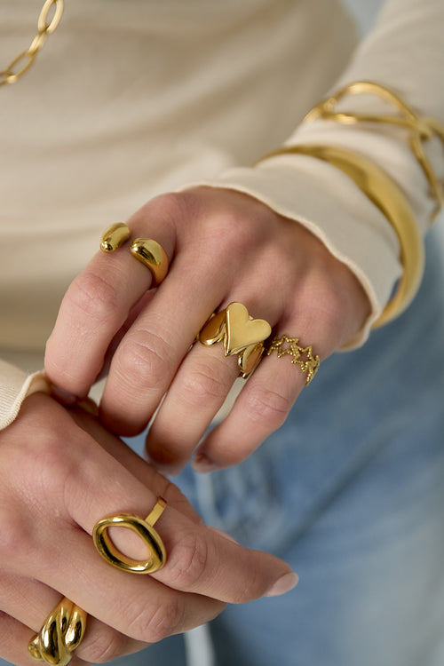 Bague imposante ornée de pendentifs et d'un cœur