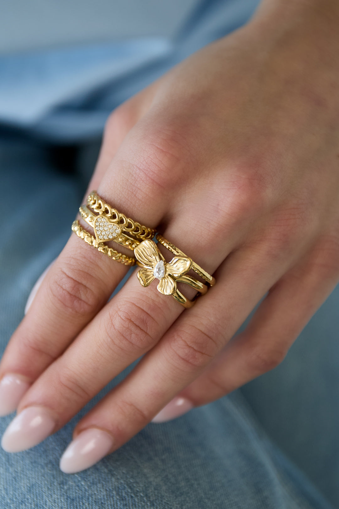 Bague imposante à plusieurs niveaux ornée de fleurs et de pierres