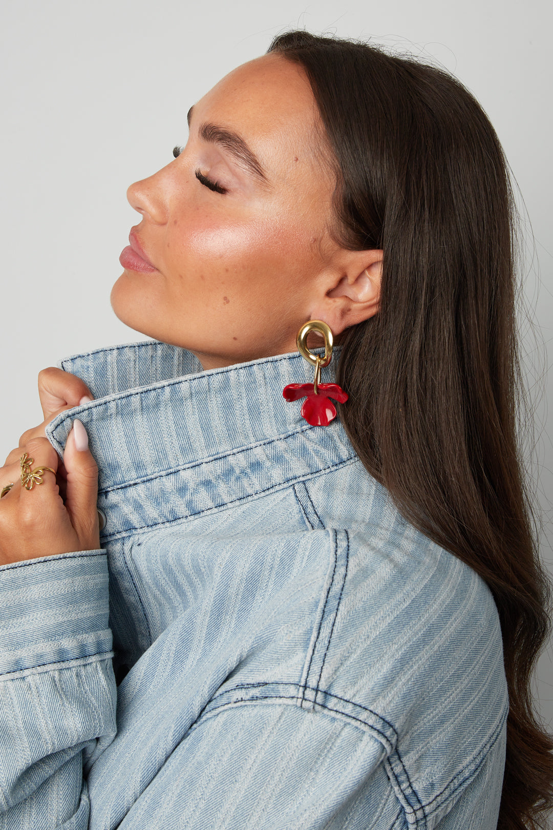 Boucles d'oreilles rondes avec fleur pendante